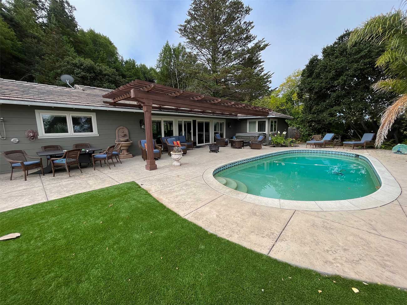 A group shot of the entire team at Rosebay behavioral health smillng and welcoming you.